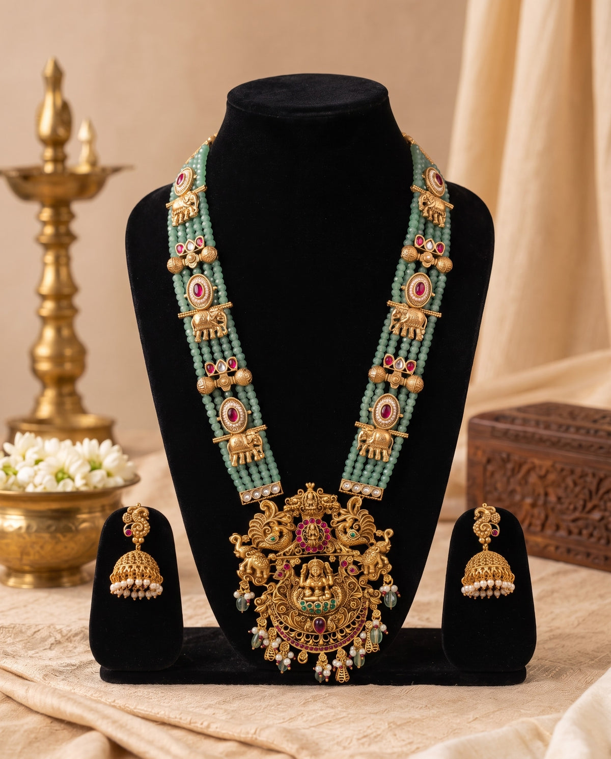 Grand Temple Lakshmi Long Haar